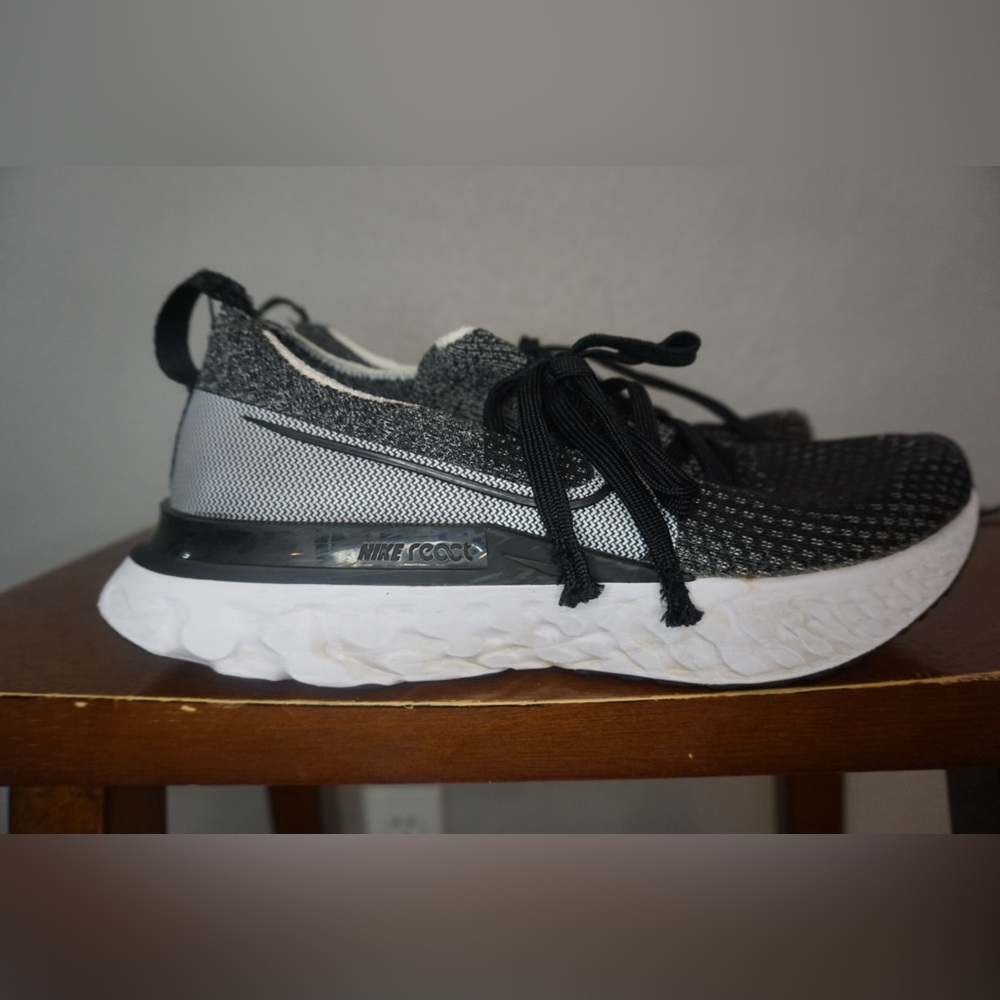 NIKE INFINITY FLYKNIT REACT
